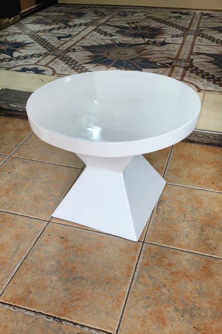 طاولة جانبية دائرية لبركة السباحة – لون أبيض